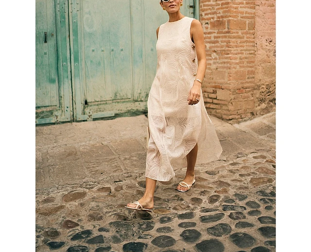 Round Neck Sleeveless Shift Dress